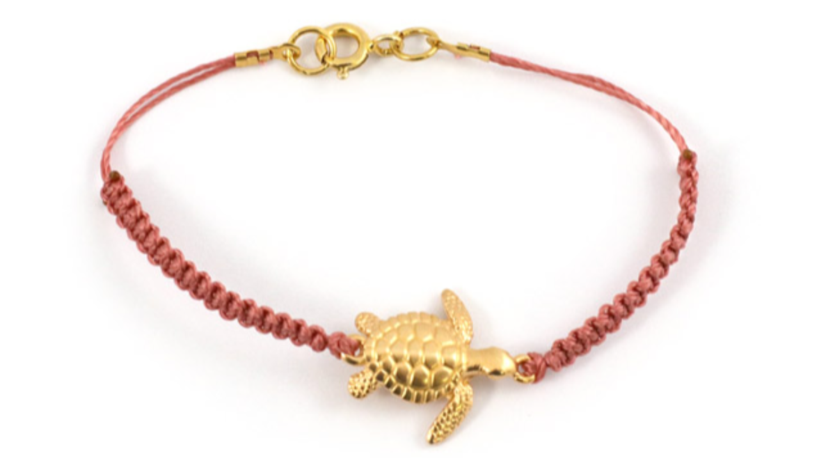 DIY Réaliser un bracelet en macramé avec intercalaire scarabée et pompon : Etape 5 DIY Réaliser un bracelet en macramé avec intercalaire scarabée et pompon : Etape 5