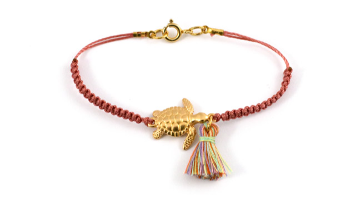 DIY Réaliser un bracelet en macramé avec intercalaire scarabée et pompon : Etape 6 DIY Réaliser un bracelet en macramé avec intercalaire scarabée et pompon : Etape 6