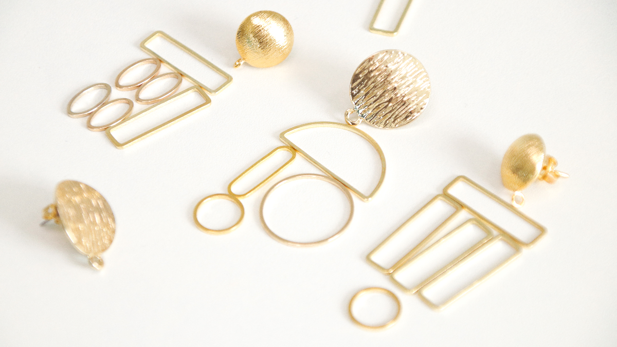 Boucles d'oreilles asymétriques en fil macramé linhasita doré et argenté : Etape 1 Boucles d'oreilles asymétriques en fil macramé linhasita doré et argenté : Etape 1