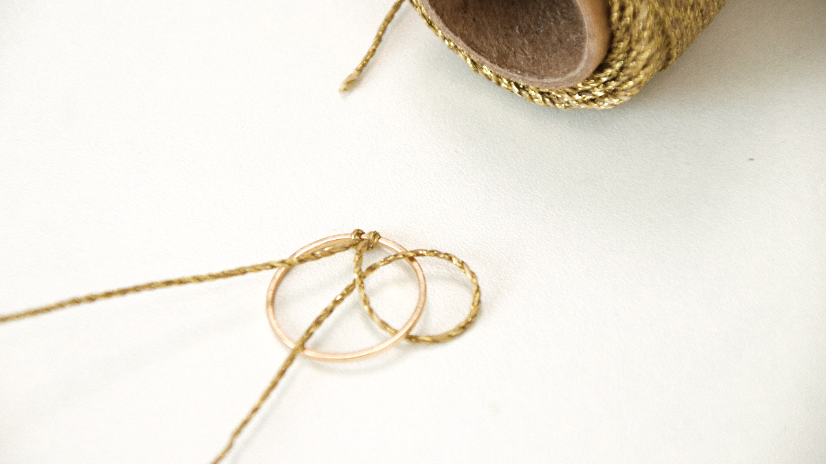 Boucles d'oreilles asymétriques en fil macramé linhasita doré et argenté : Etape 2 Boucles d'oreilles asymétriques en fil macramé linhasita doré et argenté : Etape 2