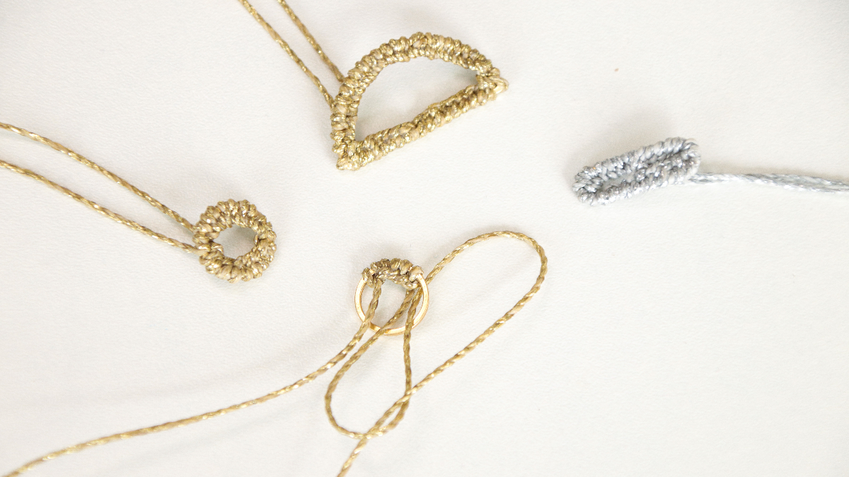 Boucles d'oreilles asymétriques en fil macramé linhasita doré et argenté : Etape 3 Boucles d'oreilles asymétriques en fil macramé linhasita doré et argenté : Etape 3