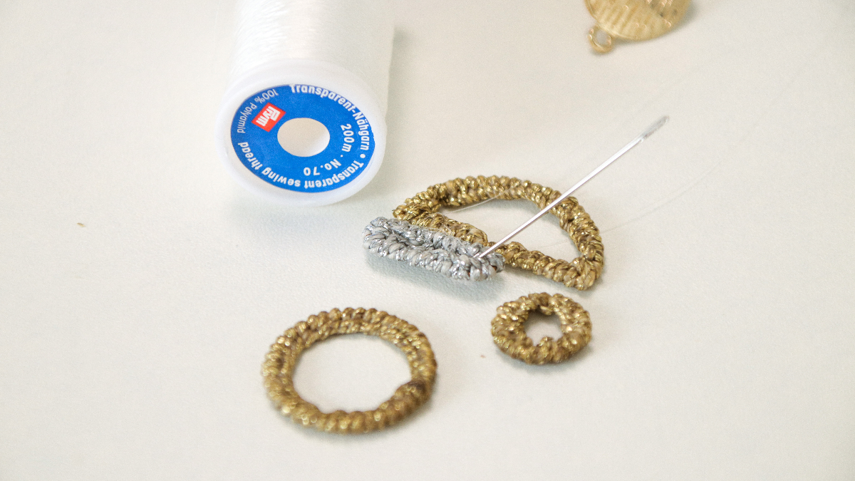 Boucles d'oreilles asymétriques en fil macramé linhasita doré et argenté : Etape 5 Boucles d'oreilles asymétriques en fil macramé linhasita doré et argenté : Etape 5