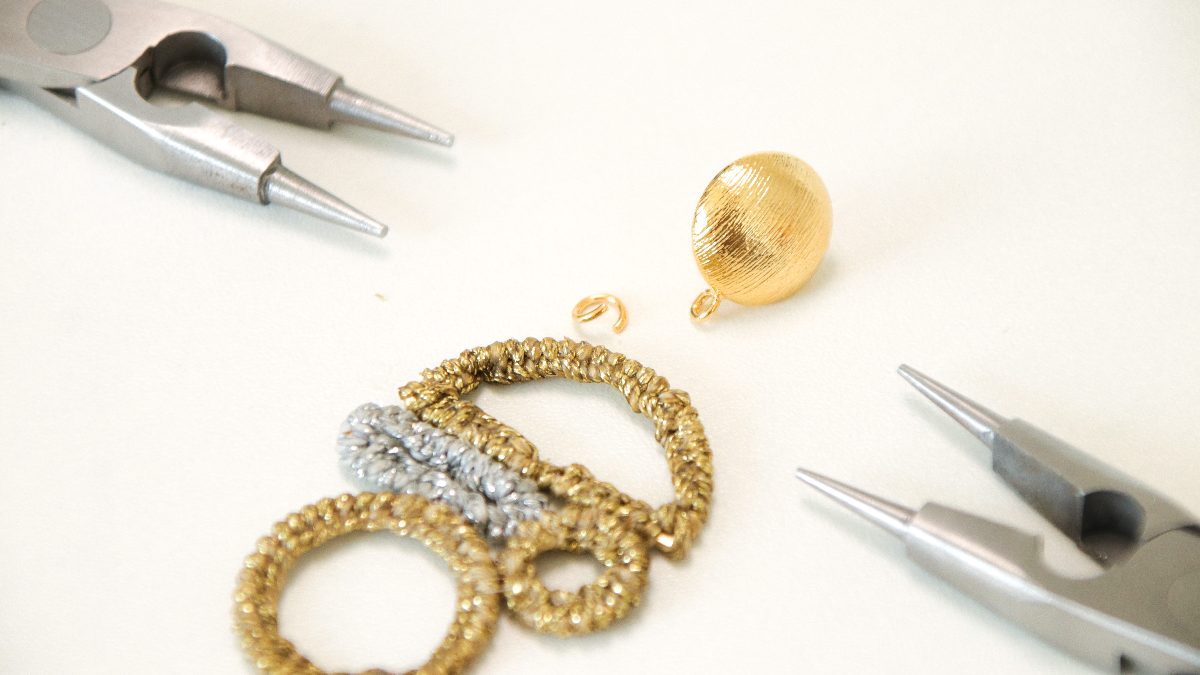 Boucles d'oreilles asymétriques en fil macramé linhasita doré et argenté : Etape 6 Boucles d'oreilles asymétriques en fil macramé linhasita doré et argenté : Etape 6