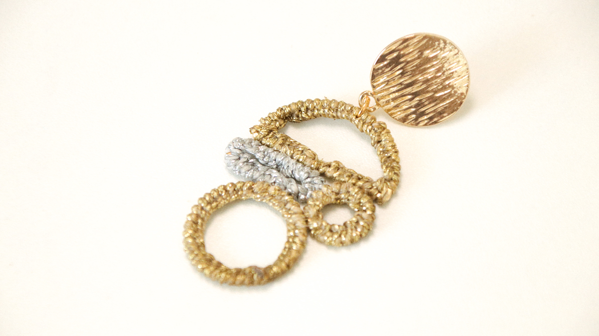 Boucles d'oreilles asymétriques en fil macramé linhasita doré et argenté : Etape 7 Boucles d'oreilles asymétriques en fil macramé linhasita doré et argenté : Etape 7