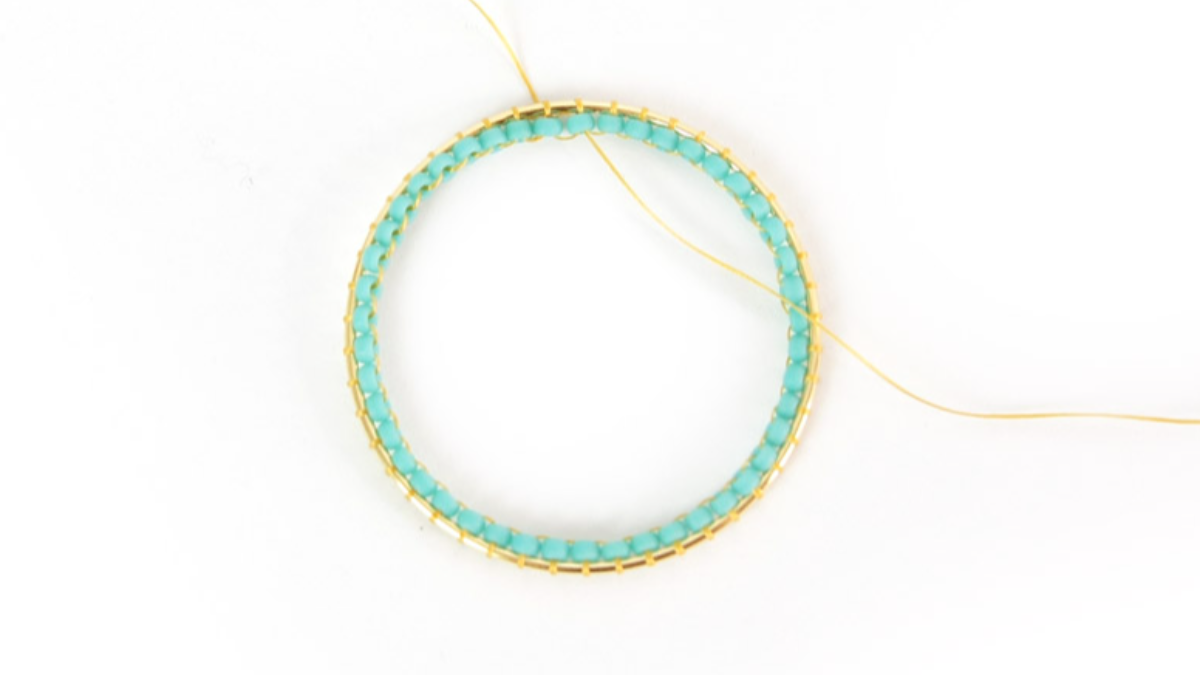 Boucles d'oreilles rondes en perles de rocailles turquoise tissage Brick Stitch : Etape 6 Boucles d'oreilles rondes en perles de rocailles turquoise tissage Brick Stitch : Etape 6
