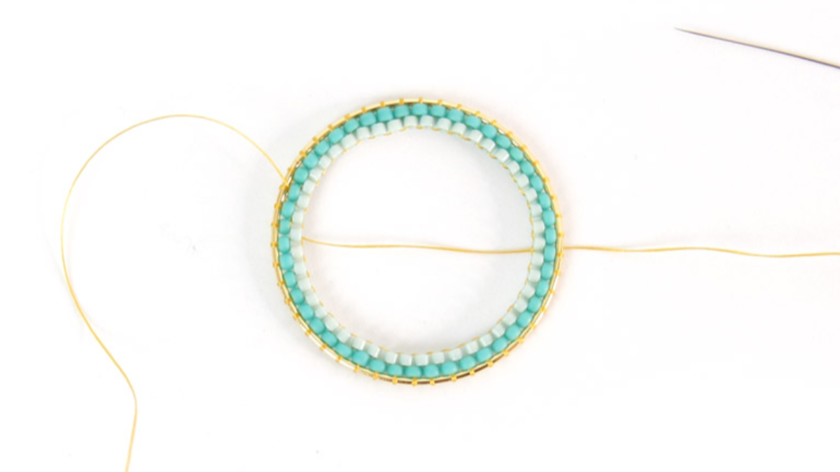 Boucles d'oreilles rondes en perles de rocailles turquoise tissage Brick Stitch : Etape 8 Boucles d'oreilles rondes en perles de rocailles turquoise tissage Brick Stitch : Etape 8
