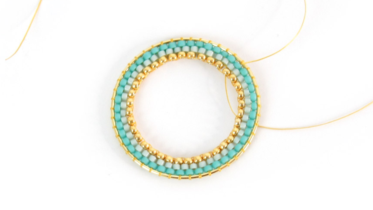 Boucles d'oreilles rondes en perles de rocailles turquoise tissage Brick Stitch : Etape 9 Boucles d'oreilles rondes en perles de rocailles turquoise tissage Brick Stitch : Etape 9