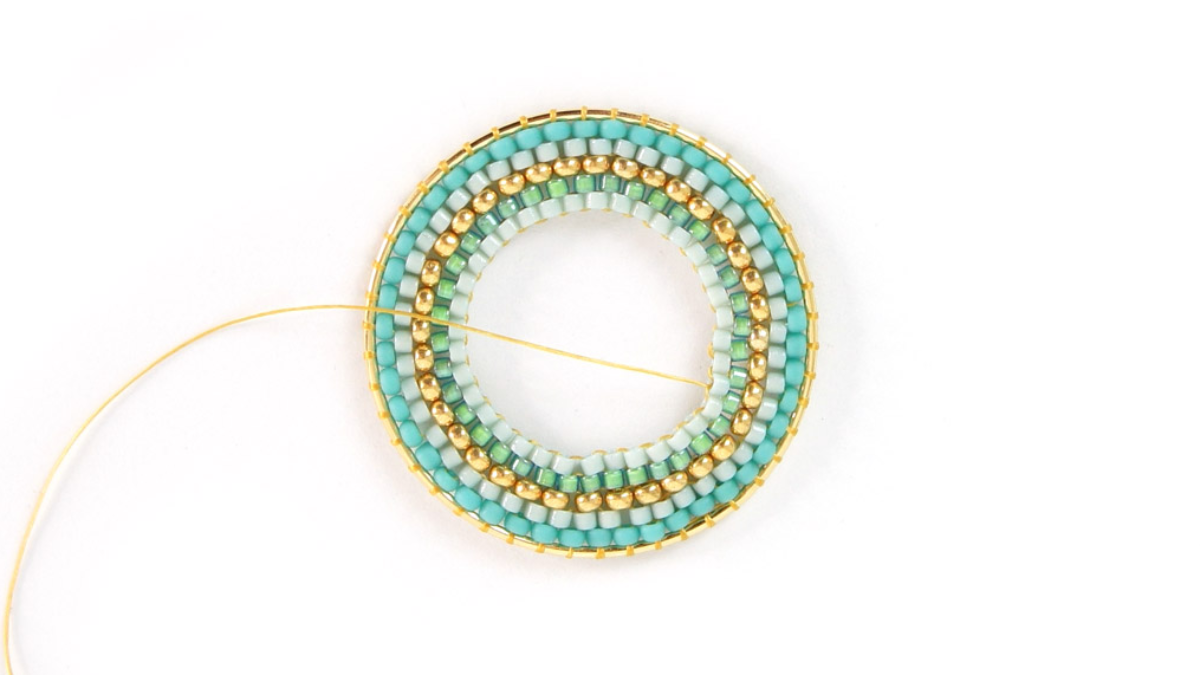 Boucles d'oreilles rondes en perles de rocailles turquoise tissage Brick Stitch : Etape 11 Boucles d'oreilles rondes en perles de rocailles turquoise tissage Brick Stitch : Etape 11