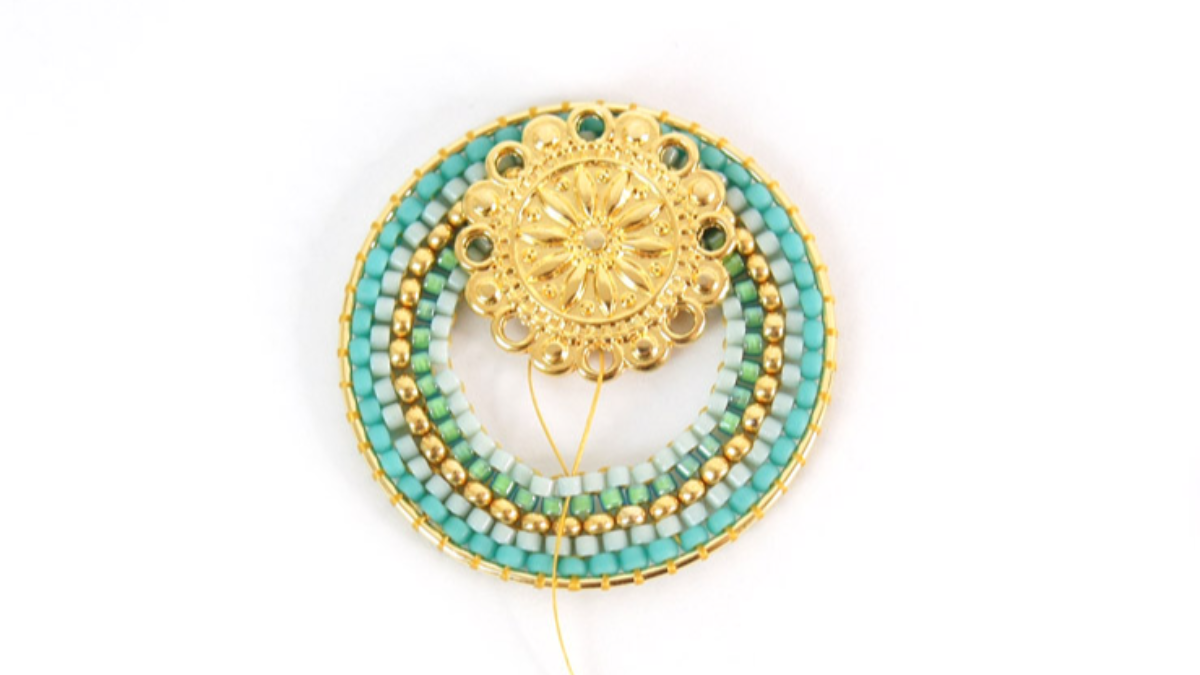 Boucles d'oreilles rondes en perles de rocailles turquoise tissage Brick Stitch : Etape 12 Boucles d'oreilles rondes en perles de rocailles turquoise tissage Brick Stitch : Etape 12