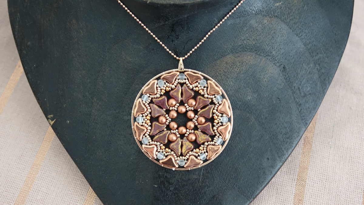 Pendentif Lily Rose en perles en verre Minos et Helios par Puca Pendentif Lily Rose en perles en verre Minos et Helios par Puca