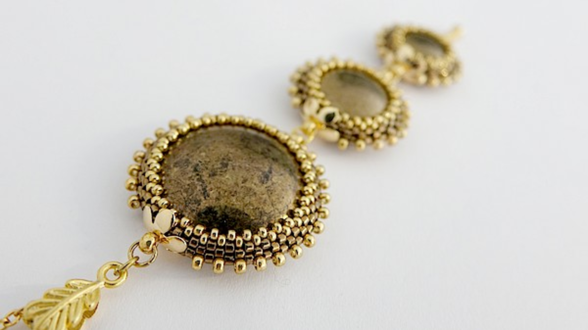 Pendentif Takamata avec cabochons par Puca sertis de rocailles Miyuki Pendentif Takamata avec cabochons par Puca sertis de rocailles Miyuki