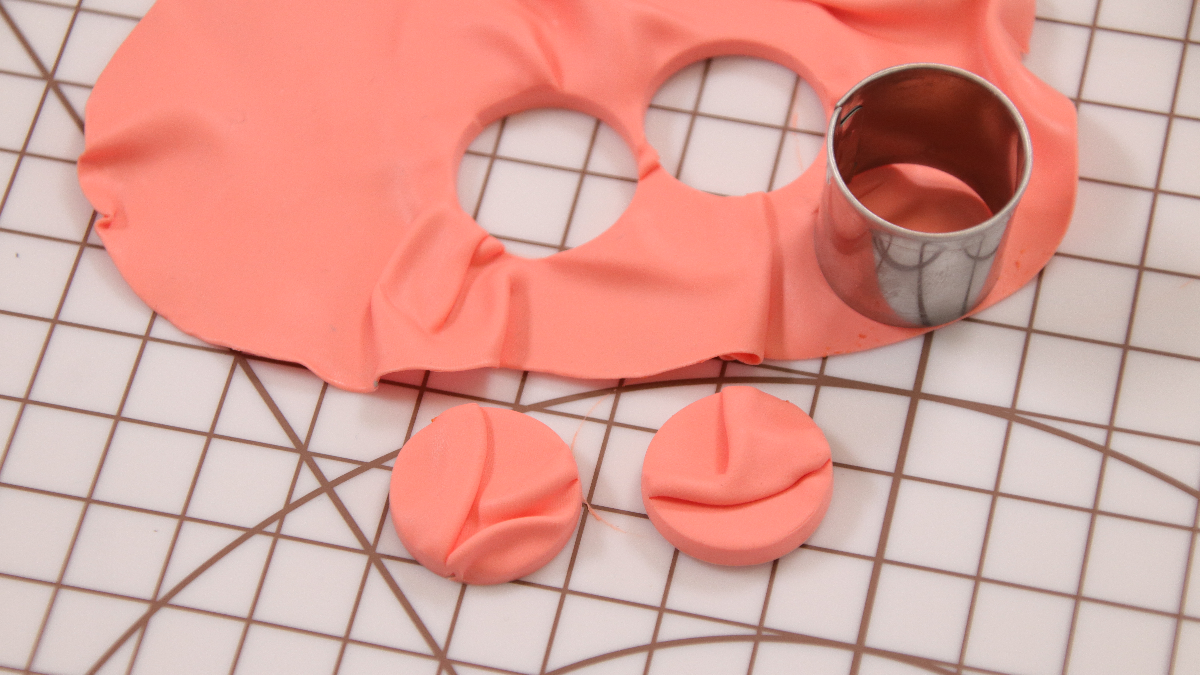 Boucles d'oreilles XL en pâte polymère FIMO effet plissé : Etape 3 Boucles d'oreilles XL en pâte polymère FIMO effet plissé : Etape 3