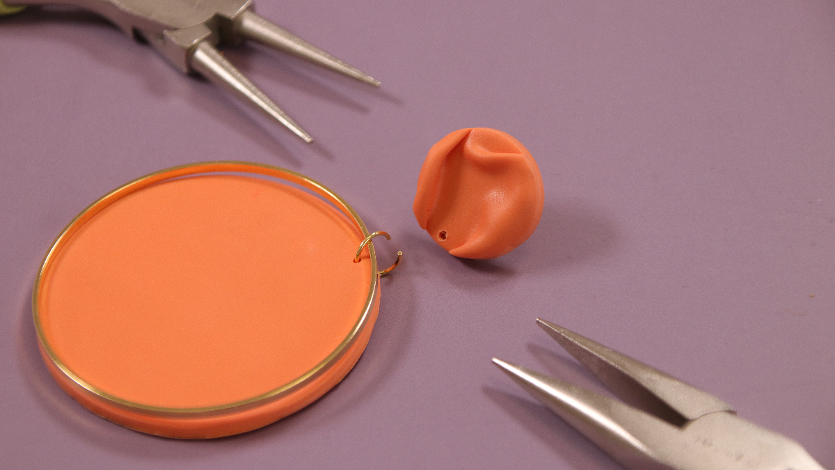 Boucles d'oreilles XL en pâte polymère FIMO effet plissé : Etape 4 Boucles d'oreilles XL en pâte polymère FIMO effet plissé : Etape 4