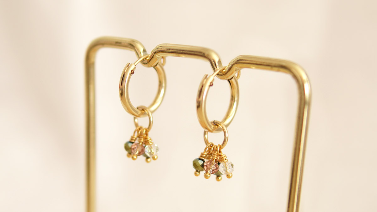 DIY Petites Créoles dorées avec breloques en perles DIY Petites Créoles dorées avec breloques en perles