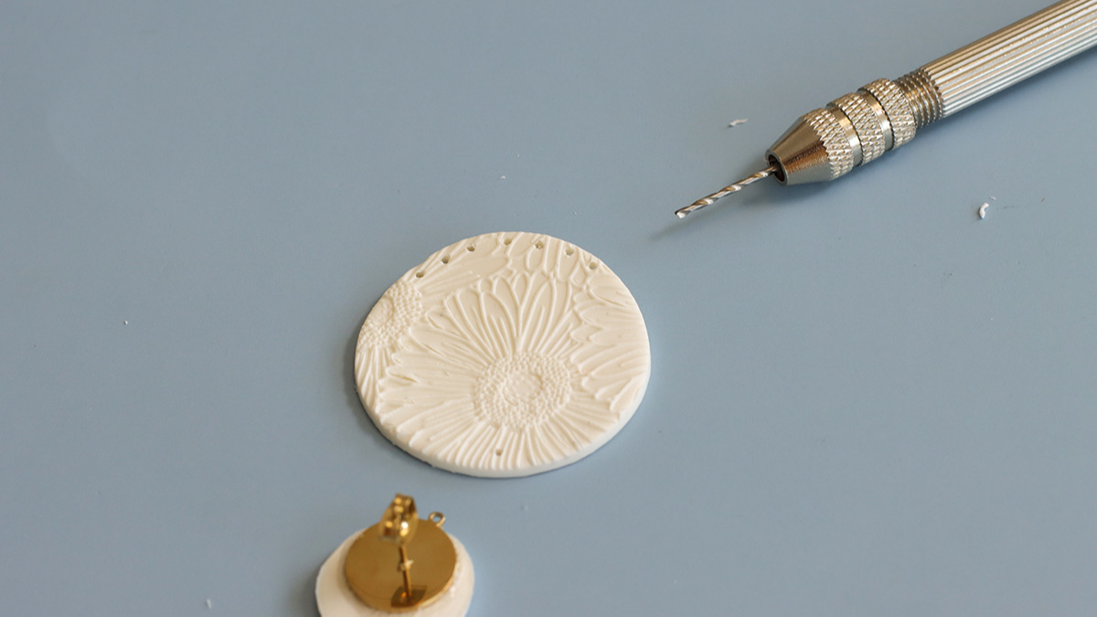 Boucles d'oreilles pâte Fimo avec plaque de texture Moïko : Etape 6 Boucles d'oreilles pâte Fimo avec plaque de texture Moïko : Etape 6