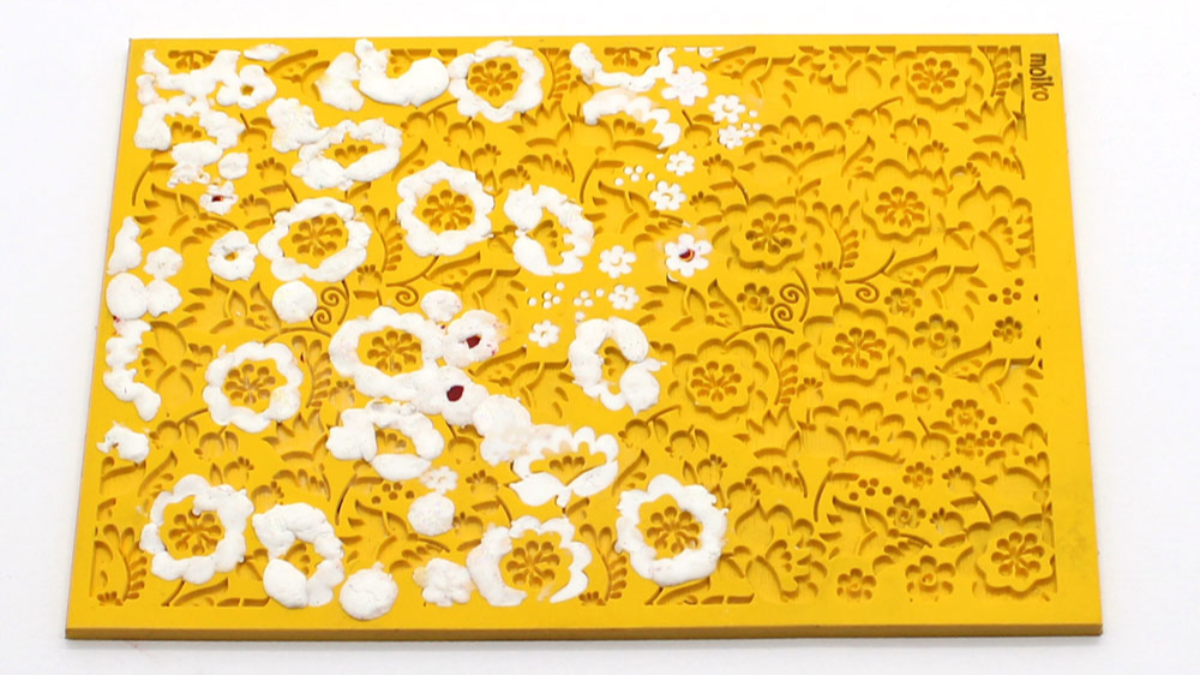 Boucles d'oreilles polymère plaque de texture fleurs : Etape 3 Boucles d'oreilles polymère plaque de texture fleurs : Etape 3