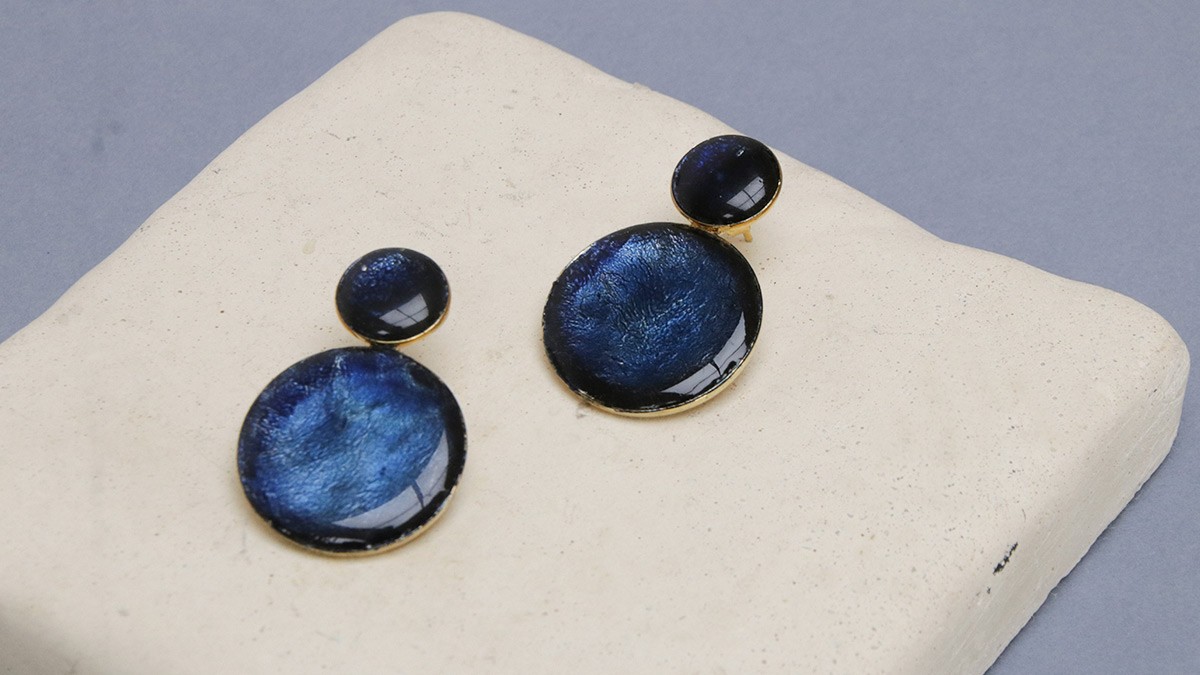 Schéma Boucles d'oreilles pendantes en polymère, encre et résine UV Schéma Boucles d'oreilles pendantes en polymère, encre et résine UV
