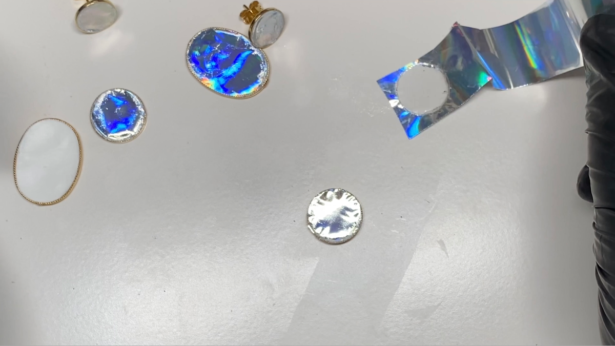 Boucles d'oreilles pendantes en polymère, encre et résine UV : Etape 7 Boucles d'oreilles pendantes en polymère, encre et résine UV : Etape 7