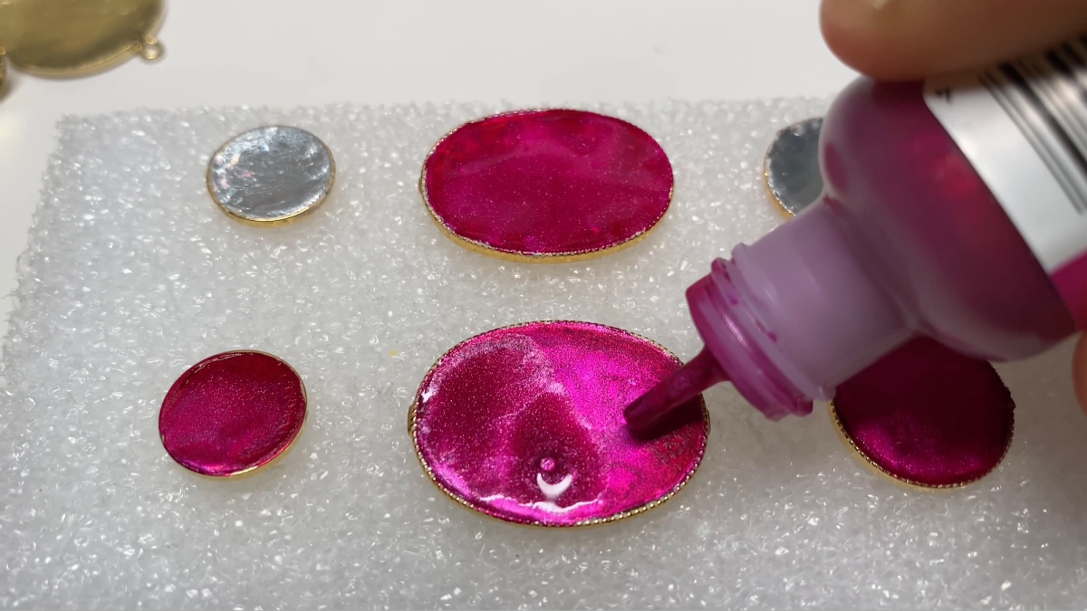 Boucles d'oreilles pendantes en polymère, encre et résine UV : Etape 8 Boucles d'oreilles pendantes en polymère, encre et résine UV : Etape 8