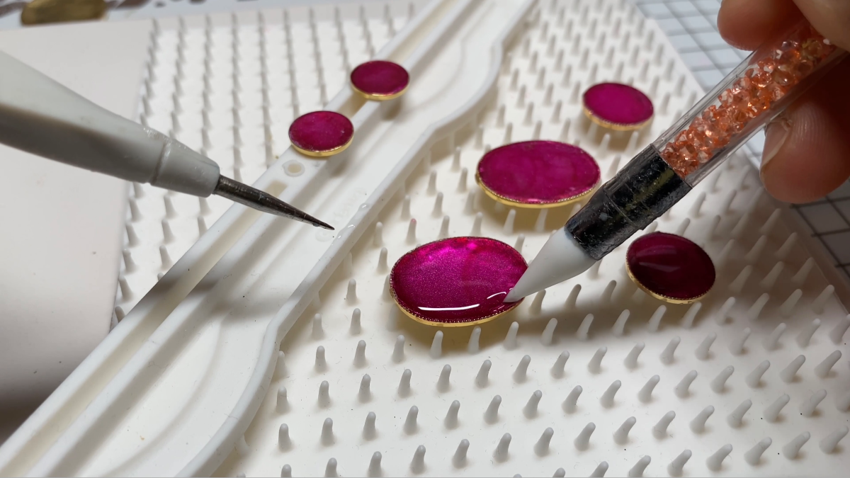 Boucles d'oreilles pendantes en polymère, encre et résine UV : Etape 9 Boucles d'oreilles pendantes en polymère, encre et résine UV : Etape 9