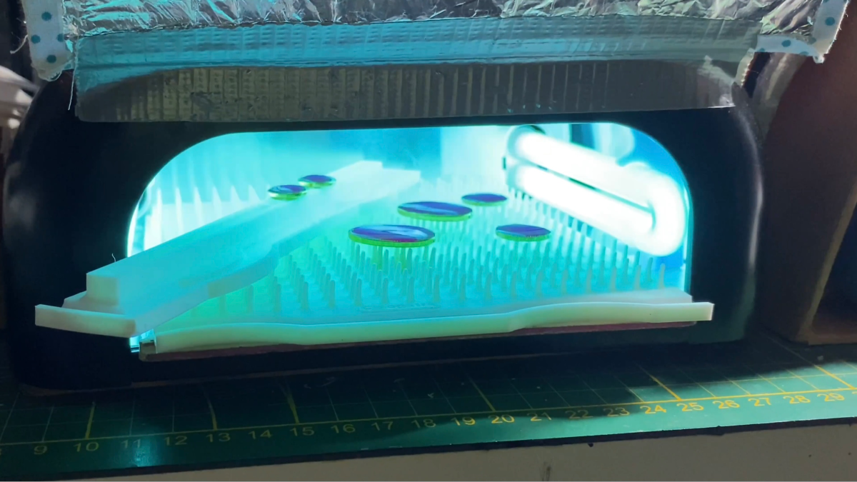 Boucles d'oreilles pendantes en polymère, encre et résine UV : Etape 10 Boucles d'oreilles pendantes en polymère, encre et résine UV : Etape 10