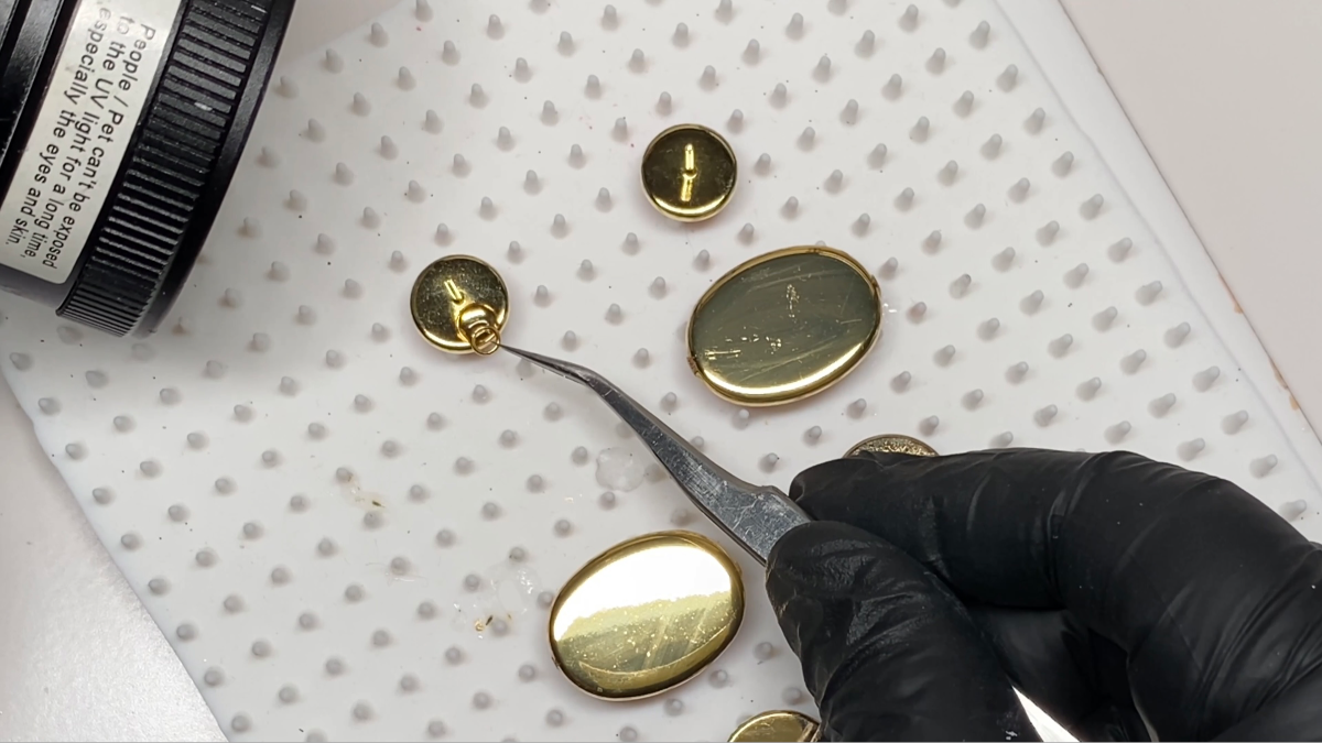 Boucles d'oreilles pendantes en polymère, encre et résine UV : Etape 12 Boucles d'oreilles pendantes en polymère, encre et résine UV : Etape 12