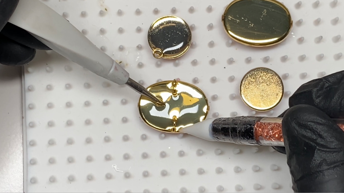 Boucles d'oreilles pendantes en polymère, encre et résine UV : Etape 15 Boucles d'oreilles pendantes en polymère, encre et résine UV : Etape 15