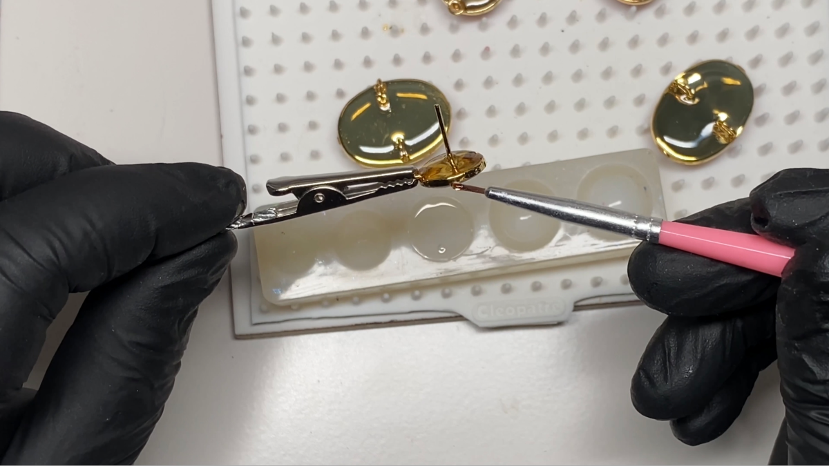 Boucles d'oreilles pendantes en polymère, encre et résine UV : Etape 17 Boucles d'oreilles pendantes en polymère, encre et résine UV : Etape 17