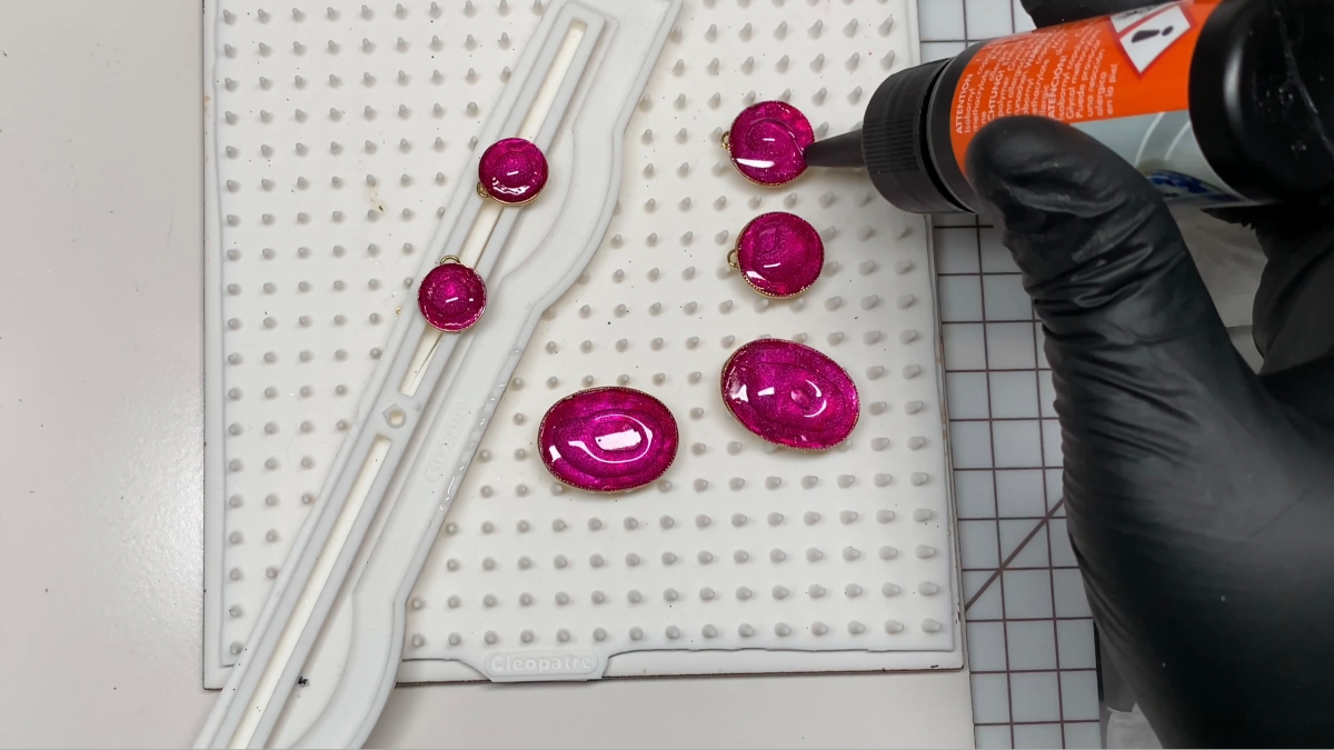 Boucles d'oreilles pendantes en polymère, encre et résine UV : Etape 18 Boucles d'oreilles pendantes en polymère, encre et résine UV : Etape 18