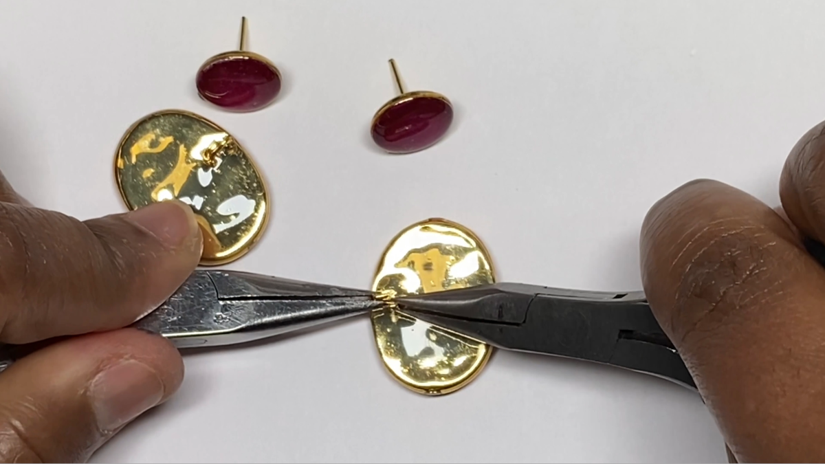 Boucles d'oreilles pendantes en polymère, encre et résine UV : Etape 20 Boucles d'oreilles pendantes en polymère, encre et résine UV : Etape 20