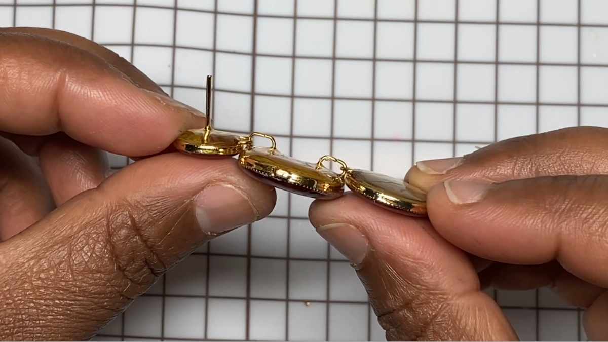 Boucles d'oreilles pendantes en polymère, encre et résine UV : Etape 22 Boucles d'oreilles pendantes en polymère, encre et résine UV : Etape 22