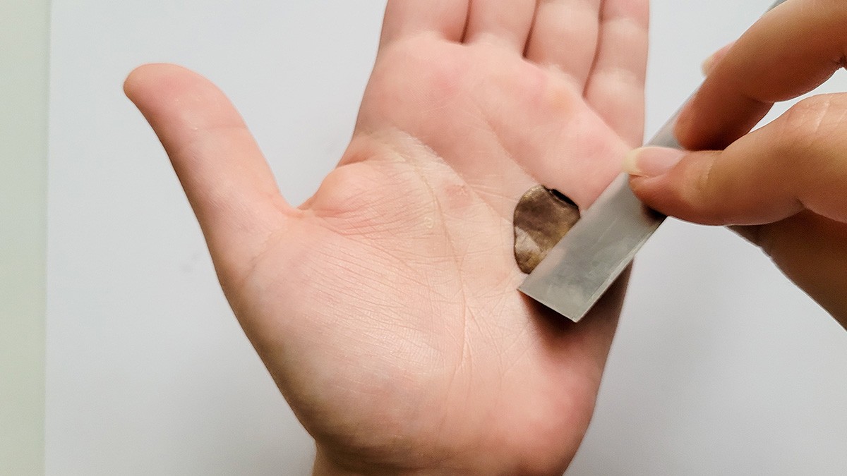 Boucles d’oreilles fleurs dorées en pâte polymère : Etape 9 Boucles d’oreilles fleurs dorées en pâte polymère : Etape 9