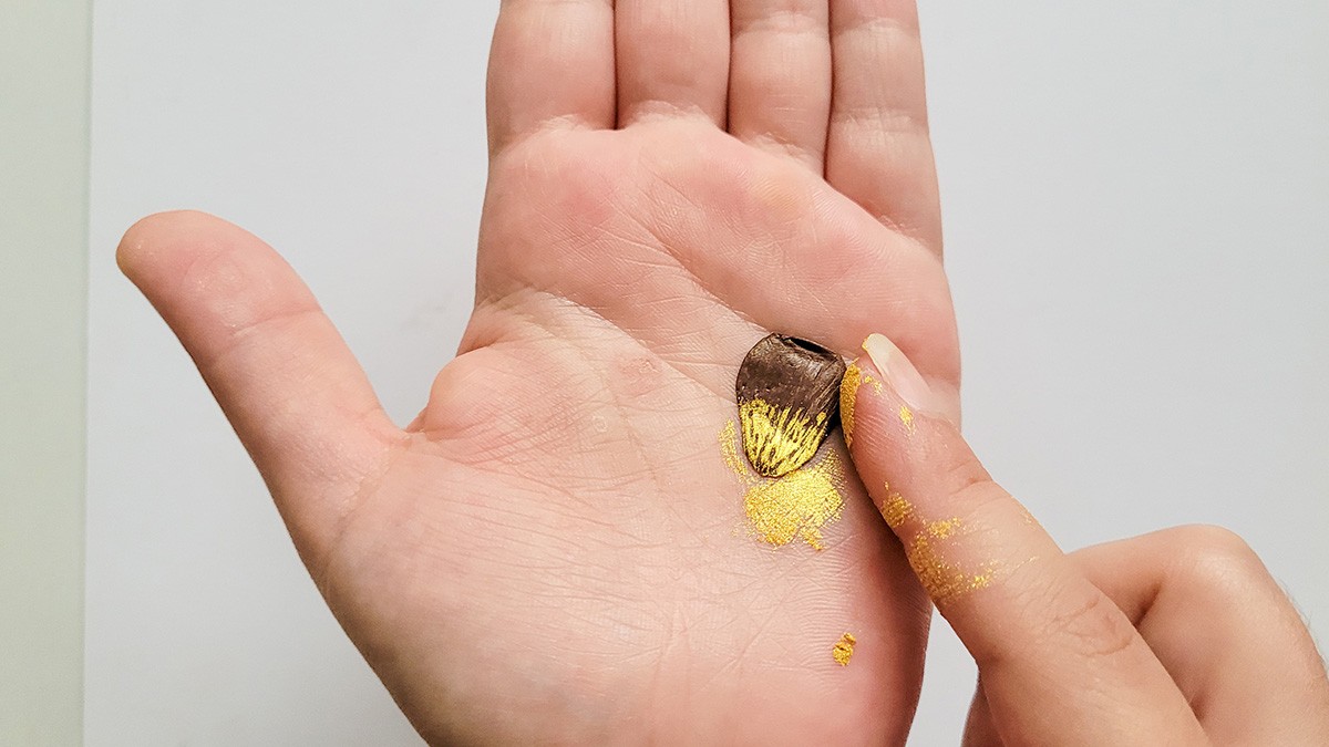 Boucles d’oreilles fleurs dorées en pâte polymère : Etape 10 Boucles d’oreilles fleurs dorées en pâte polymère : Etape 10