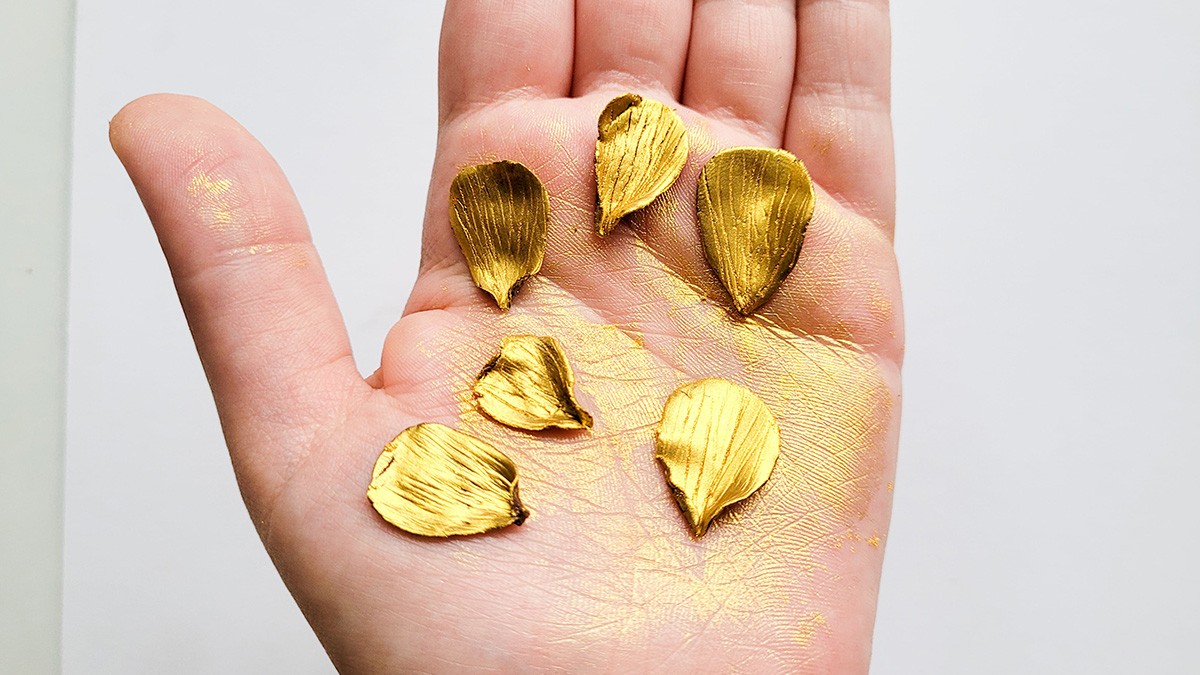 Boucles d’oreilles fleurs dorées en pâte polymère : Etape 11 Boucles d’oreilles fleurs dorées en pâte polymère : Etape 11