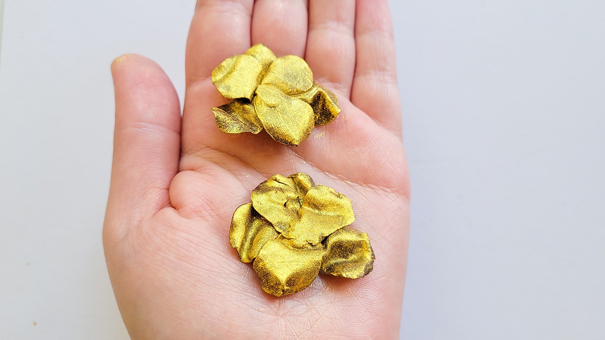 Boucles d’oreilles fleurs dorées en pâte polymère : Etape 15 Boucles d’oreilles fleurs dorées en pâte polymère : Etape 15