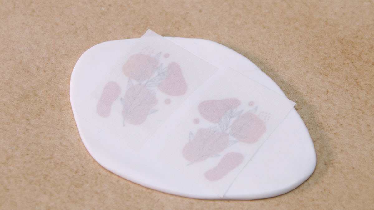 Boucles d'oreilles en pâte polymère avec feuille de transfert : Etape 2 Boucles d'oreilles en pâte polymère avec feuille de transfert : Etape 2