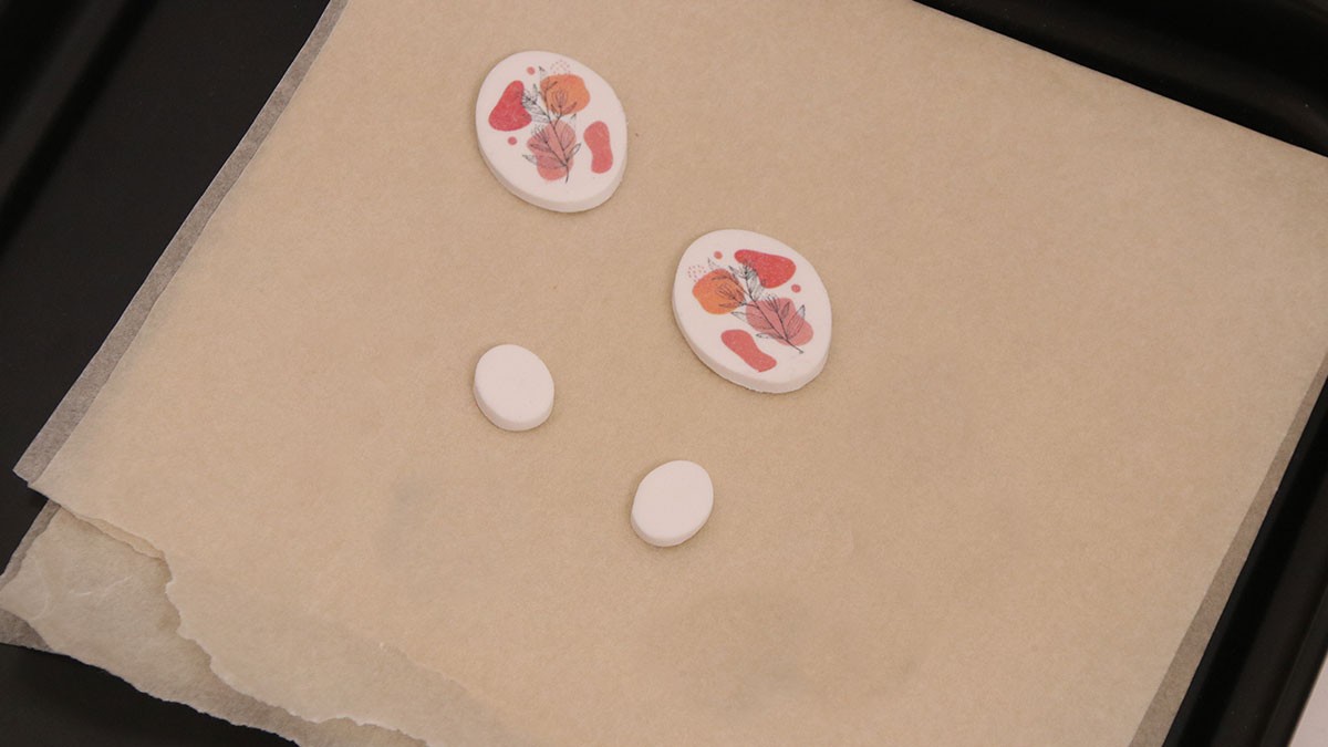 Boucles d'oreilles en pâte polymère avec feuille de transfert : Etape 6 Boucles d'oreilles en pâte polymère avec feuille de transfert : Etape 6