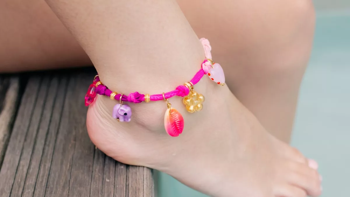 Bracelet de cheville avec breloques et ruban de soie Bracelet de cheville avec breloques et ruban de soie