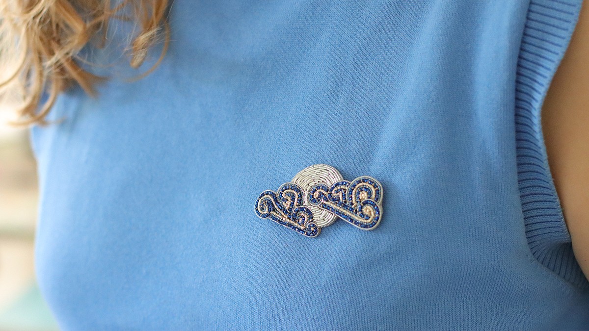 Broche Bijoux en forme de Lune Embrumée avec Cannetille et Fil Kreinik Broche Bijoux en forme de Lune Embrumée avec Cannetille et Fil Kreinik