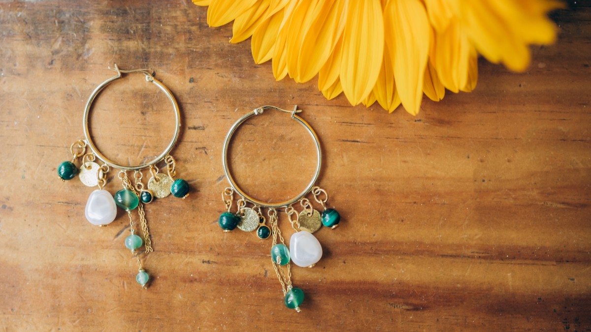 Créoles multi breloques avec pierres naturelles Créoles multi breloques avec pierres naturelles