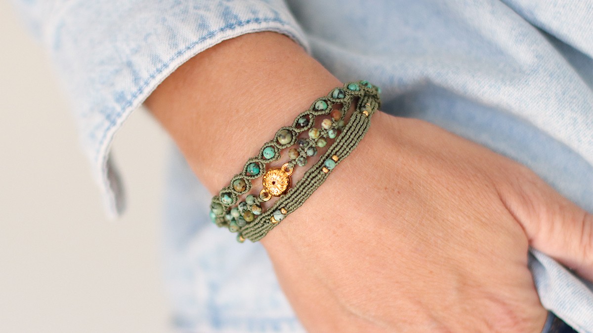 Bracelet en micro-macramé et pierres naturelles Bracelet en micro-macramé et pierres naturelles