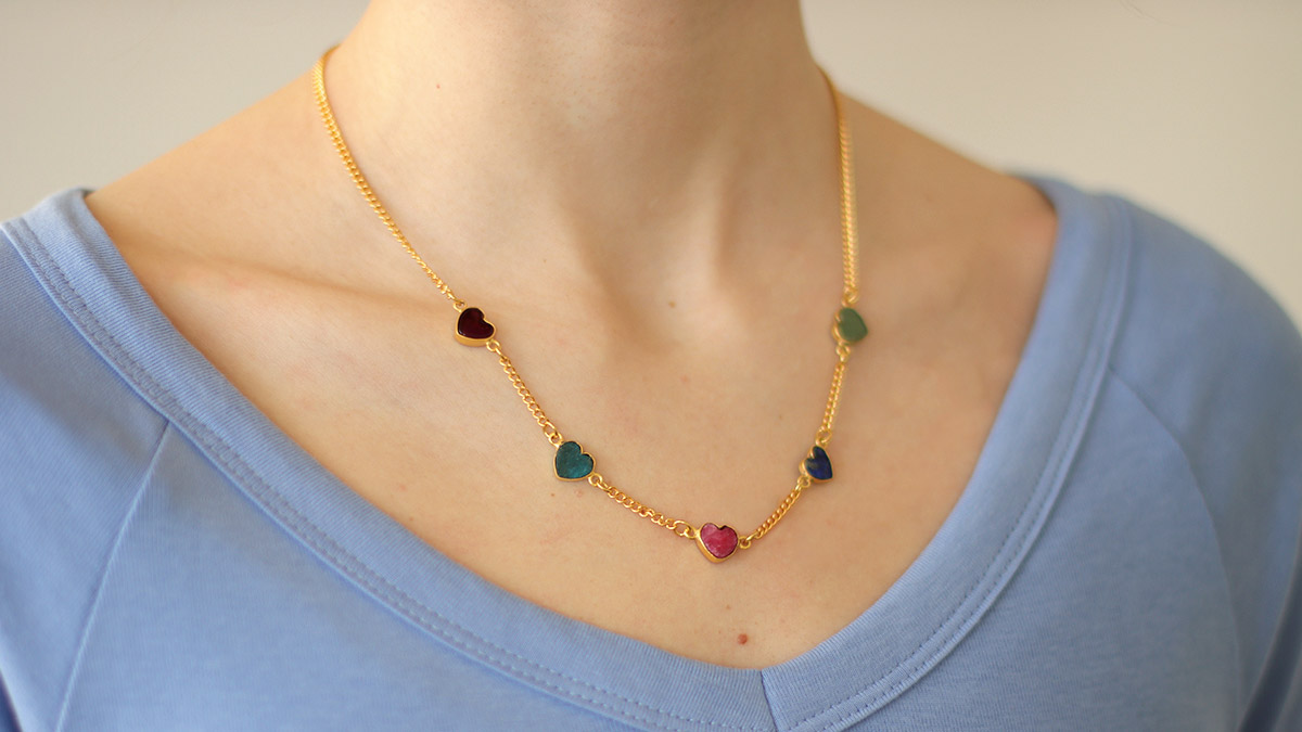 Collier Coeurs Multicolores en pierres Collier Coeurs Multicolores en pierres