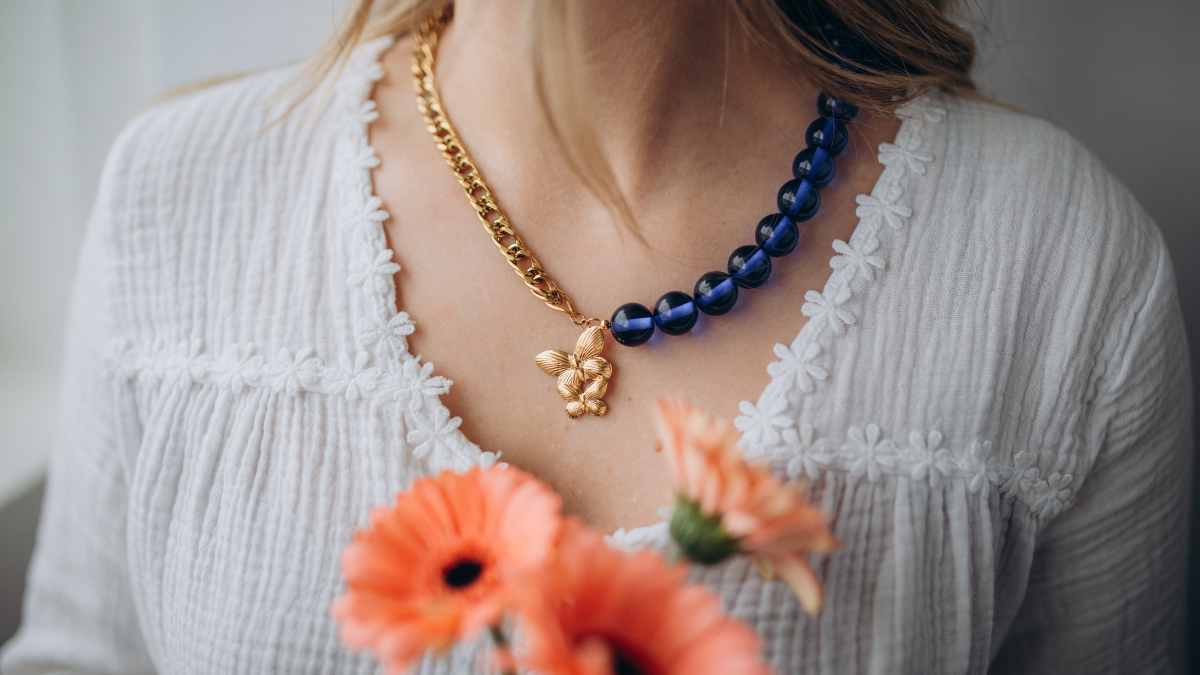 Collier avec grosses perles et pendentif papillon Collier avec grosses perles et pendentif papillon