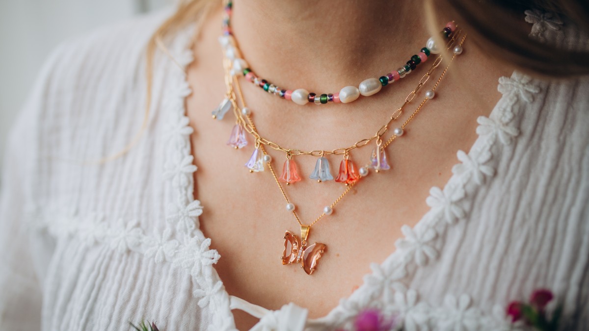 Colliers roses et verts avec pendentif papillon et perles fleurs Colliers roses et verts avec pendentif papillon et perles fleurs