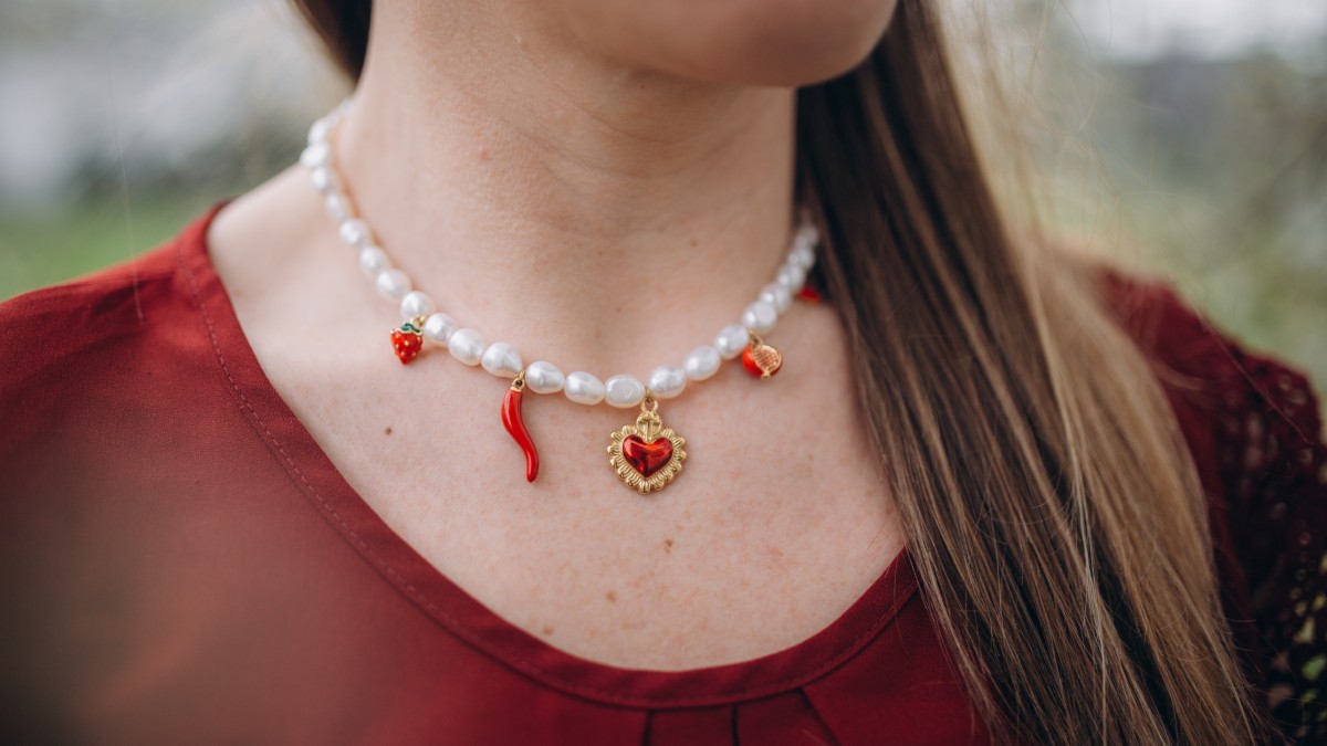 Collier perles d'eau douce et breloques rouges Collier perles d'eau douce et breloques rouges