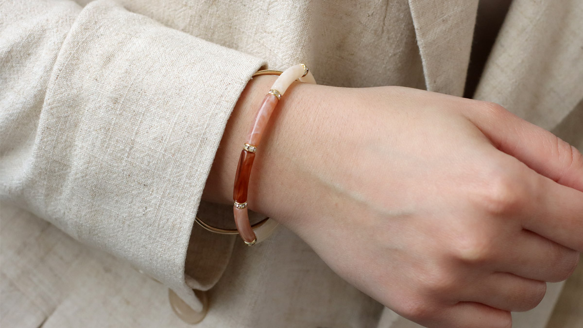 Bracelets perles tubes incurvés fins couleur Mocha Mousse Bracelets perles tubes incurvés fins couleur Mocha Mousse