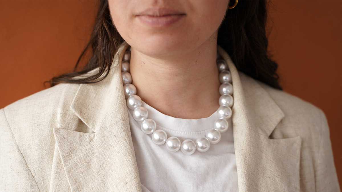 Collier élastique avec grosses perles nacrées Collier élastique avec grosses perles nacrées