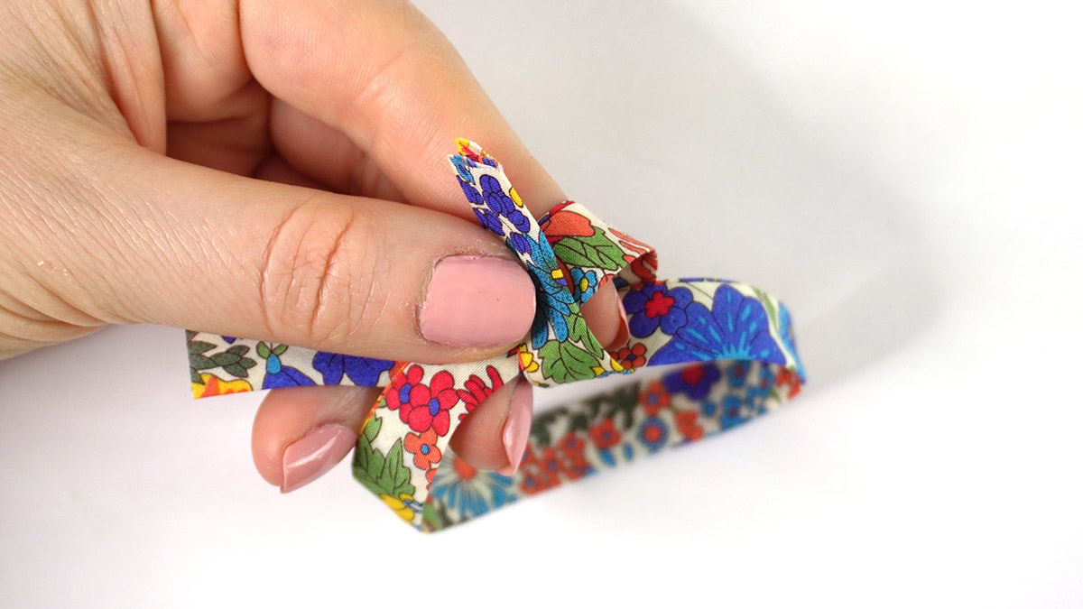 Bracelet Liberty sans fermoir avec noeuds coulants : Etape 1 Bracelet Liberty sans fermoir avec noeuds coulants : Etape 1