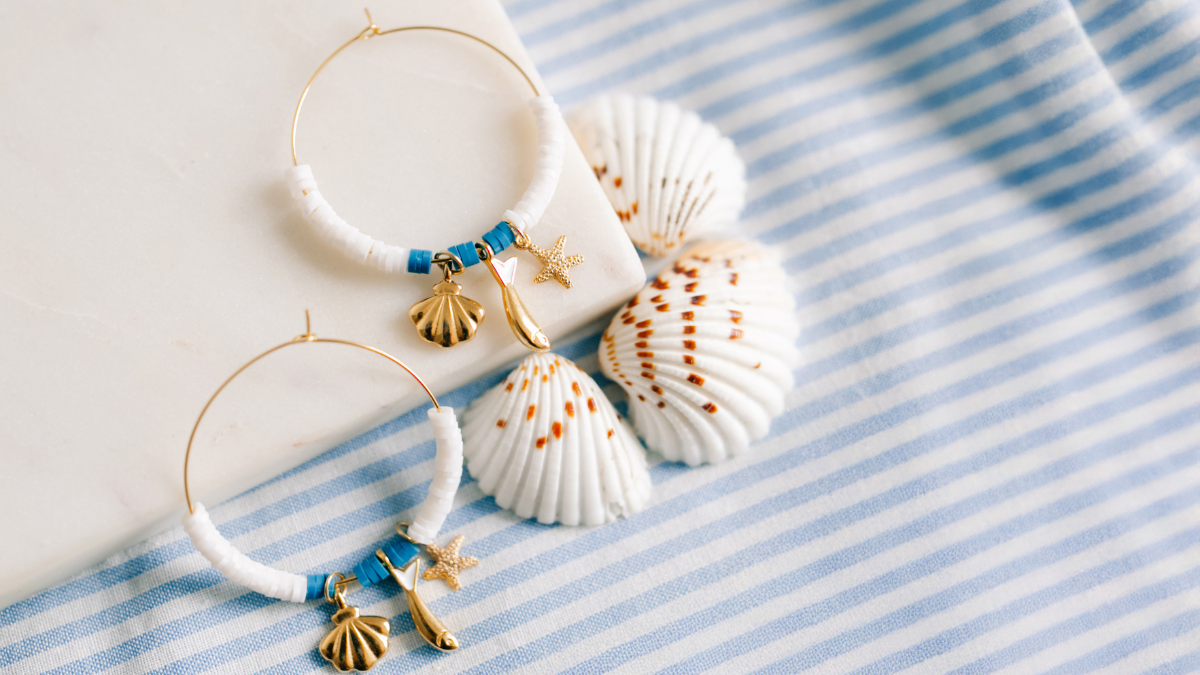 Créoles d'été en perles Heishi et breloques Créoles d'été en perles Heishi et breloques