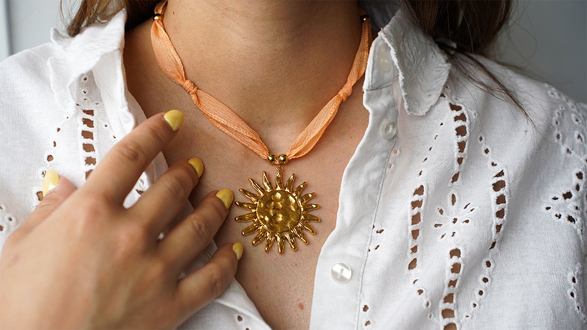Collier ruban de soie et pendentif soleil XXL Collier ruban de soie et pendentif soleil XXL
